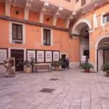 A questo proposito si sta lavorando all�allestimento di spazi per la lettura, come ad esempio il cortile antistante la vecchia Tesoreria, reso pi� accogliente con l�installazione di panchine e alcune piante 